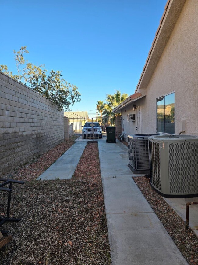 Building Photo - 9673 Vista Del Valle