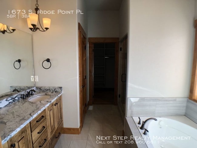 Building Photo - 5 bed 3 bath - Right Next to Table Rock