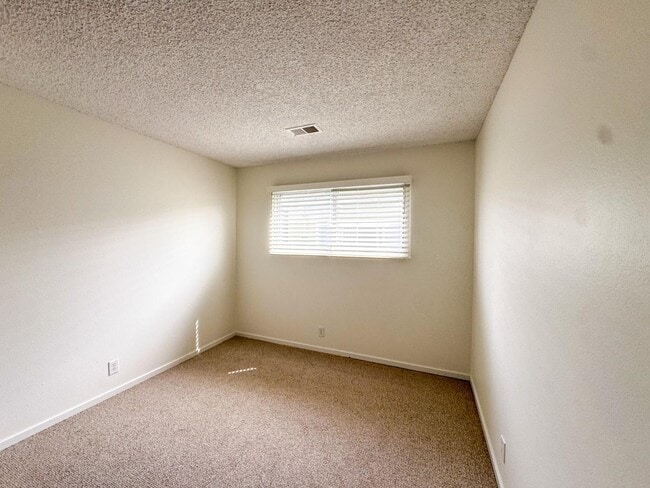 Building Photo - 26 Camelot Ct