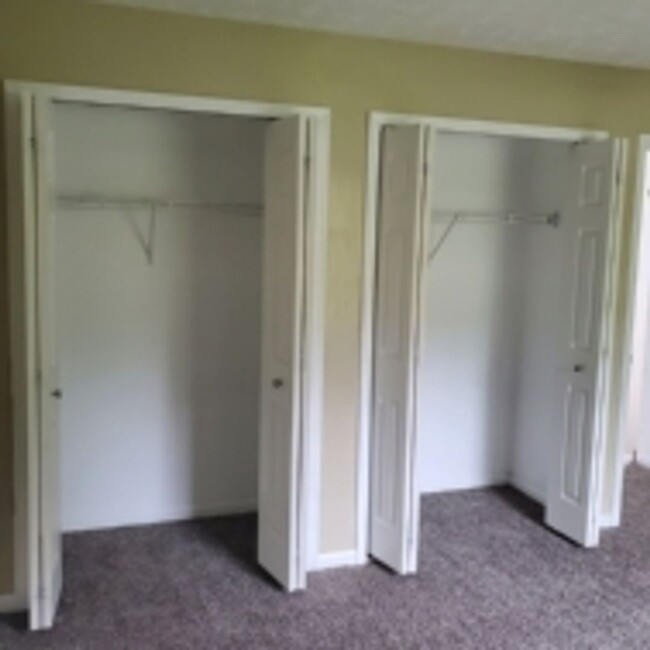 Building Photo - 2/3 Bed Room 1 ½ Townhouse for rent.