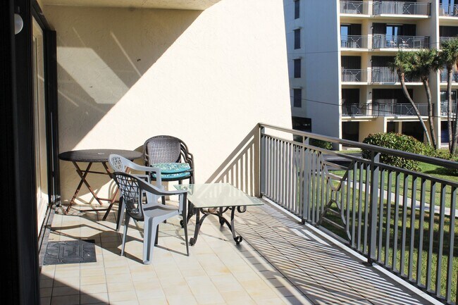 Building Photo - 3939 Ocean Dr