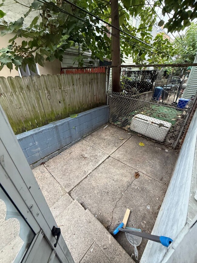 Building Photo - Port Richmond-traditional 3 bedroom home f...