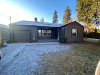 Building Photo - Single level charmer in SE Bend!