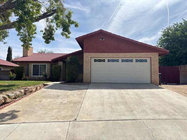 Building Photo - Charming East Lancaster Home