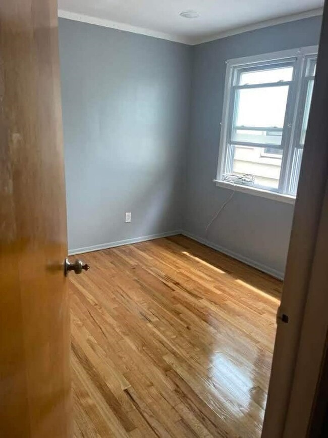 Building Photo - 22 E 18th St