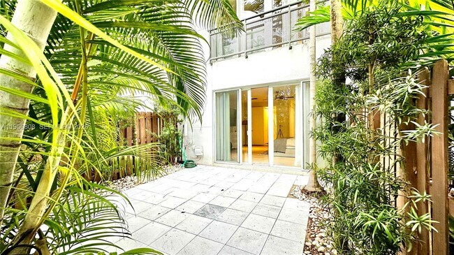 Building Photo - 814 NE 19th Ave