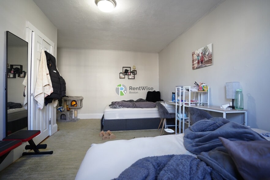 Building Photo - 142 Davis Ave