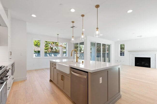 Building Photo - Amazing San Carlos Home