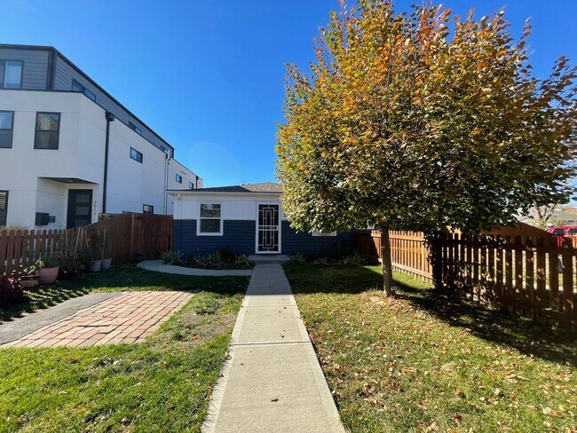 Building Photo - $0 DEPOSIT OPTION! TIMELESS VINTAGE CHARM: 2-BED, 1-BATH UNIT IN A CHARMING TRIPLEX