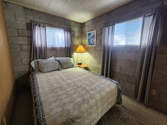 Building Photo - SKI LEASE: Close to Bus Line, Full Kitchen...