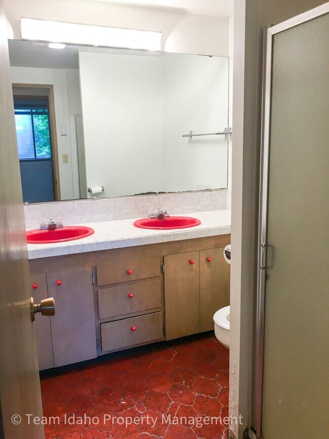 Building Photo - Taylor Ave Tri-Plex