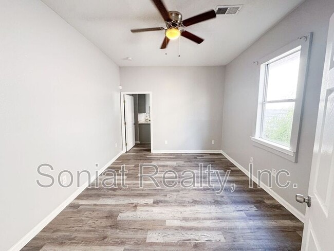 Building Photo - 2114 Painters St