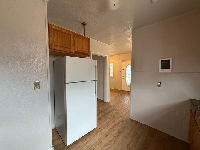 Building Photo - One bedroom, One bathroom front/back duplex. Pet Friendly! Located in Scottsbluff!