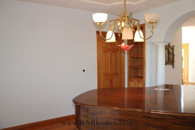 Building Photo - 677 Hoppe Ln