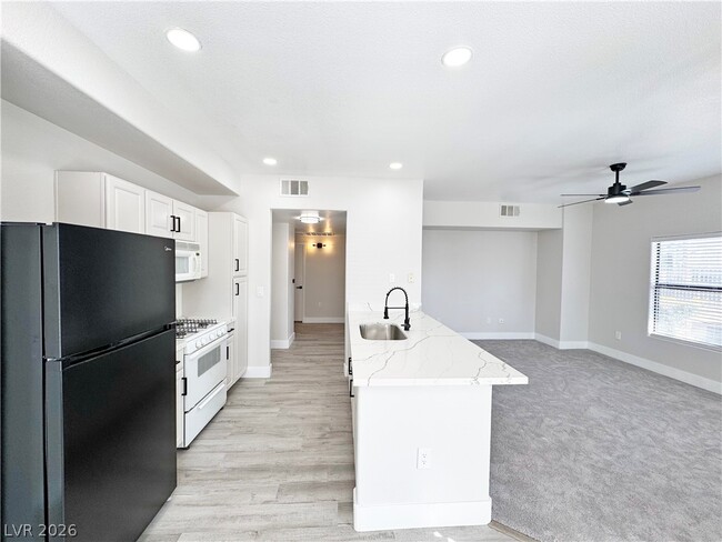 Building Photo - 8250 N Grand Canyon Dr