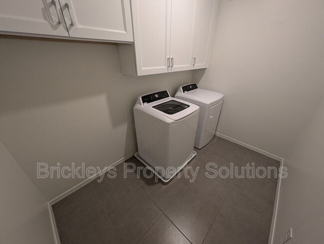 Building Photo - 265 E Balsam Dr