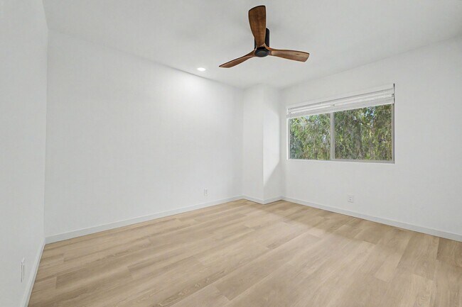 Building Photo - Remodeled 3BR End Unit Townhome in South Tempe | Private Yard + Covered Parking