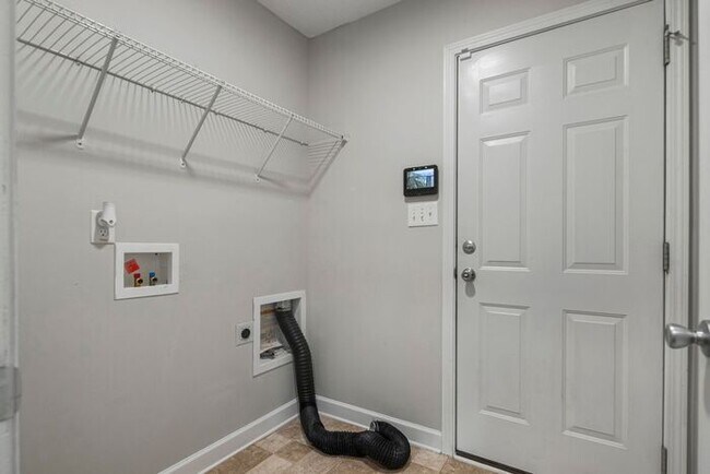 Building Photo - 4 Bedroom 2.5 Bath Home