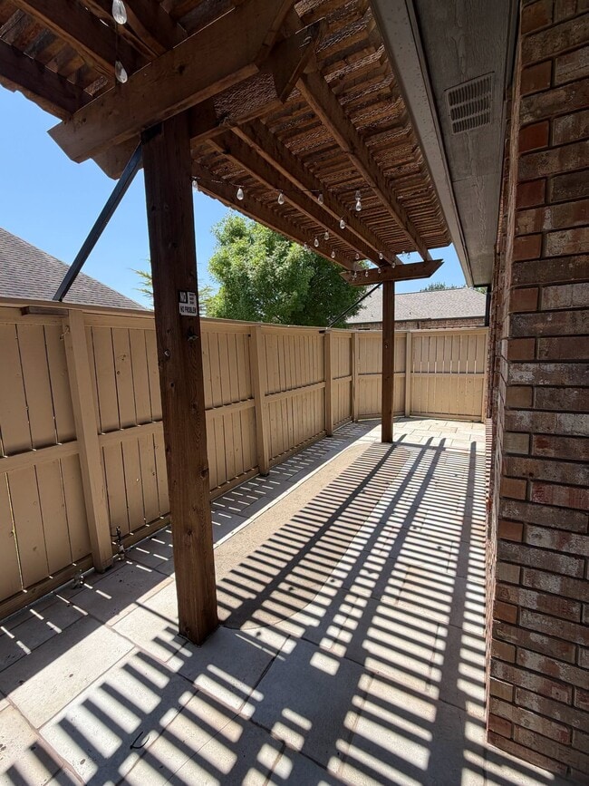 Building Photo - 68 Overland Route