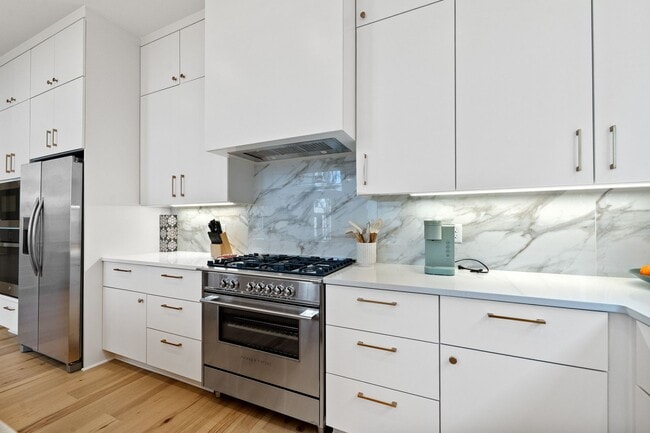 Building Photo - Fully Furnished in Argenta!