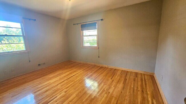 Building Photo - Amazing 4-Bedroom Retreat with 2 Full Baths and 2400 Sq Ft of Space in Minneapolis.