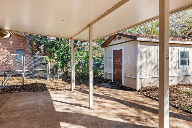 Building Photo - 8806 Fox Hollow Dr