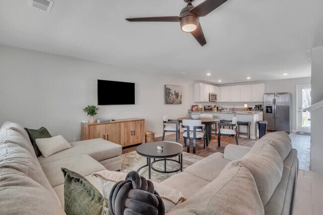 Building Photo - 321 Dogwood Cir