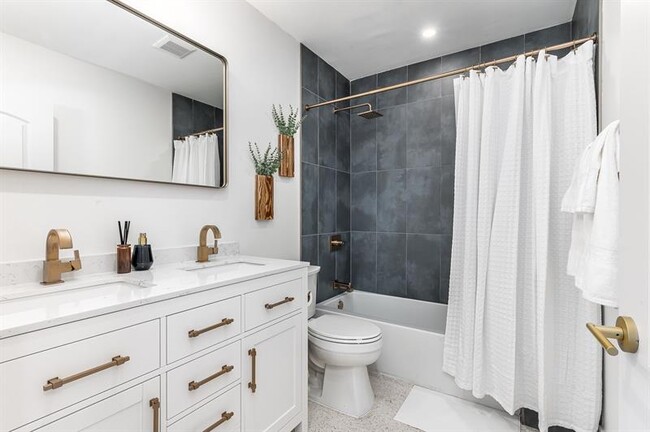 Building Photo - 1604 NE 16th Ave