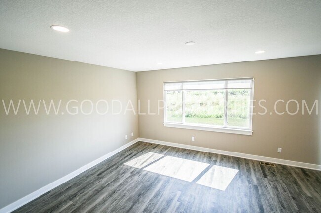 Building Photo - MUST SEE!!! Beautiful two story with 4 Bed, 2.5 Bath Home in De Soto.