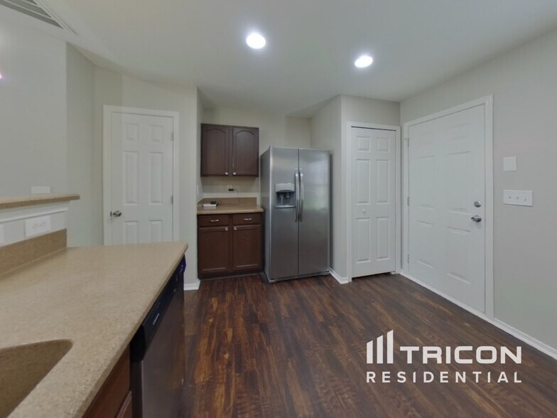 Building Photo - 4116 Larkhaven Village Dr