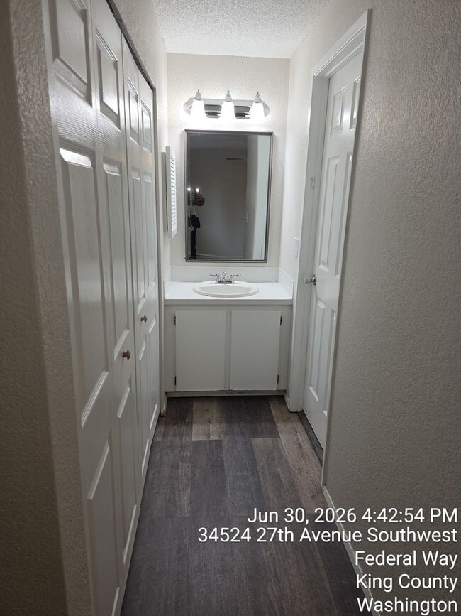 Building Photo - Federal way split level home - 3 bedrooms 2 bathrooms, AC, RV parking, EV Chargers and more, Avai...