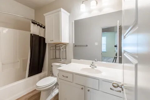 Building Photo - Great 3/3 perfect for roommates and close ...