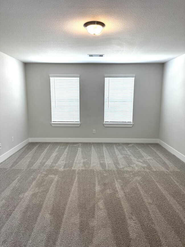 Building Photo - 359 Twin Lakes Blvd W