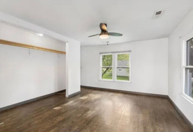 Building Photo - 3 Bedroom | 1 Bathroom | 1 Car Detached Ga...