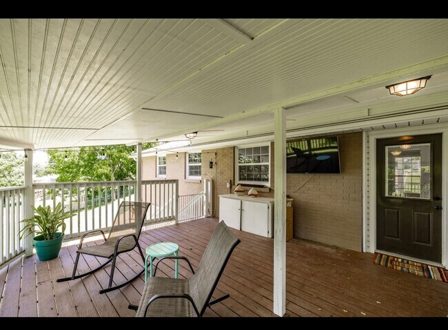 Building Photo - 907 N Graycroft Ave