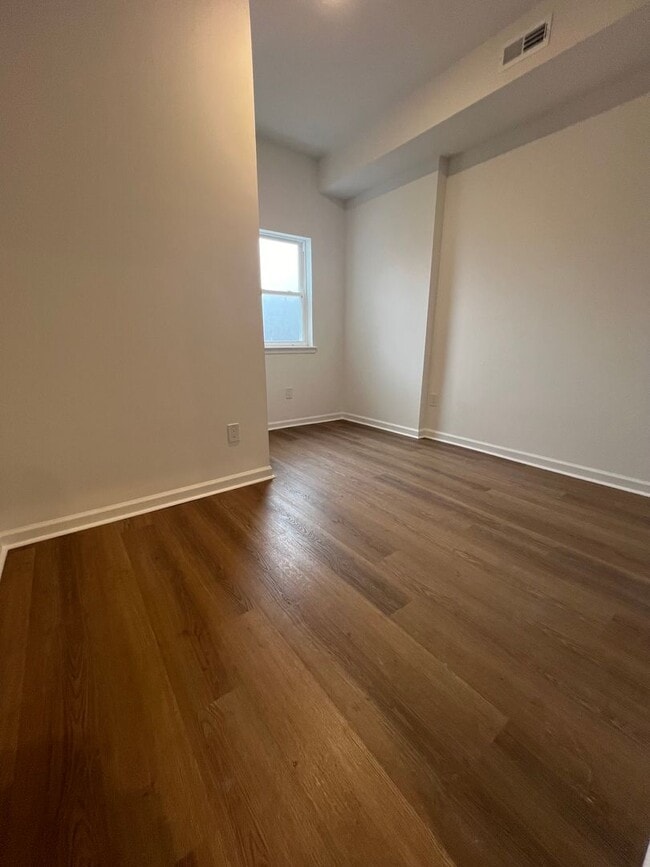 Building Photo - Newly Renovated 2-Bedroom Apartment in East Parkside! Available mid-July!