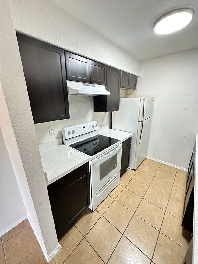 Building Photo - Conveniently located 2 bedroom, 2 bath.