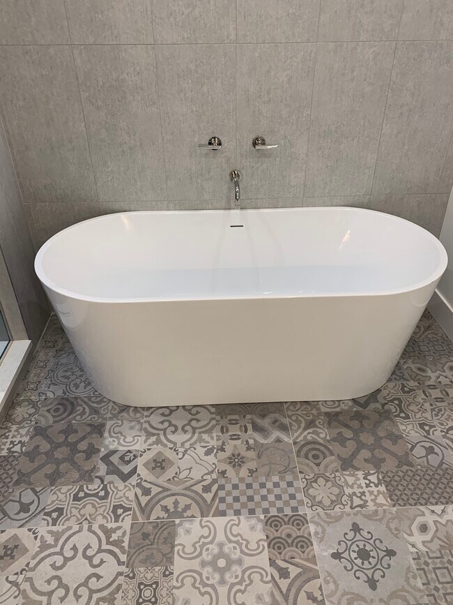 Full Tub in Master - 18 W Ontario St