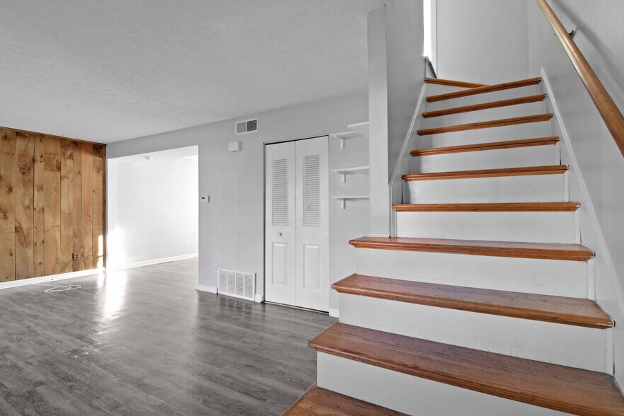 Building Photo - 402 W Hill St