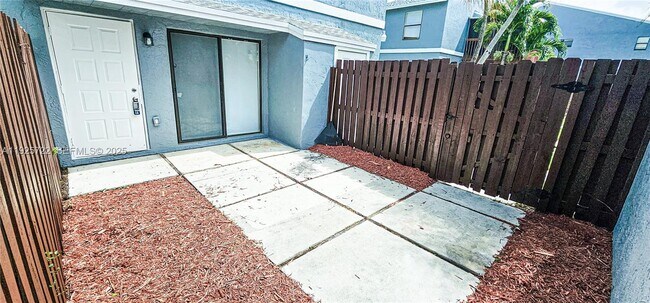 Primary Photo - 11 N Crossings Cir