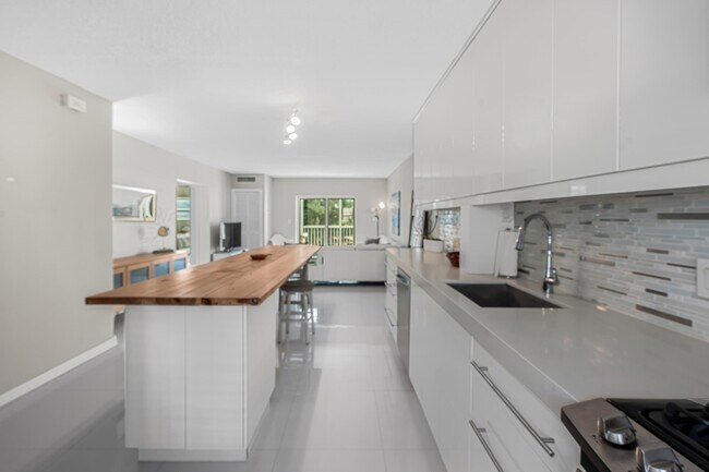 Building Photo - 200 E Royal Palm Rd