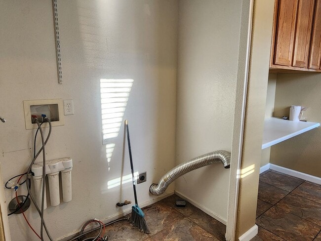 Building Photo - 4 Bedroom Home in Gardnerville For Rent