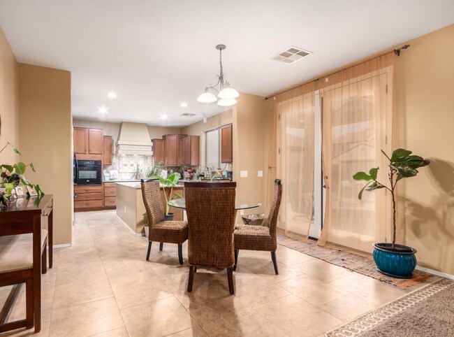 Building Photo - Amazing 4 bedroom In Lyons Gate!