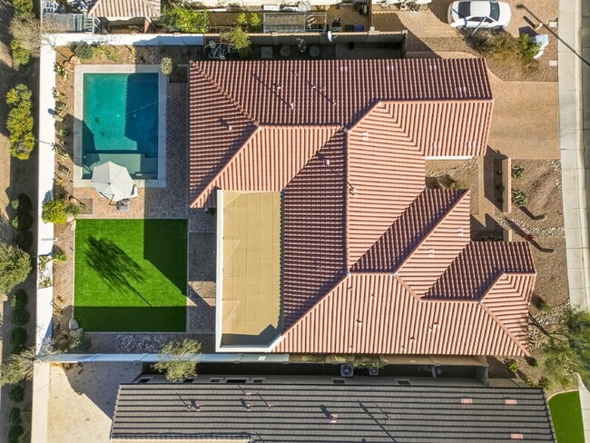 Building Photo - 3930 E Iris Dr