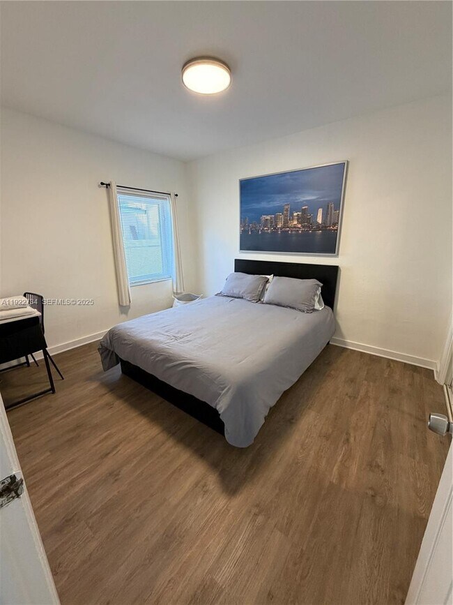 Building Photo - 1215 NE 109th St