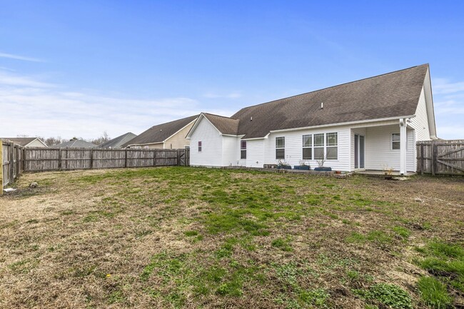 Building Photo - Carolina Plantations Home with Fenced Yard