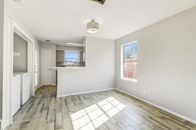 Building Photo - 10007 Emerald Creek Dr