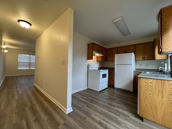 Primary Photo - 1598 Railroad Dr