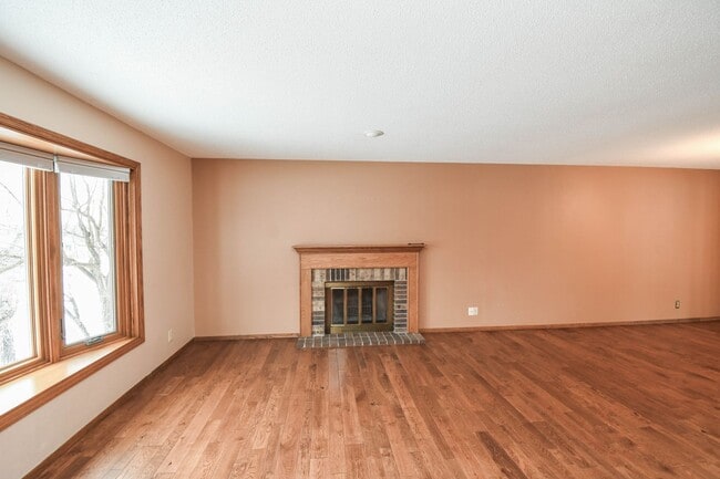 Building Photo - Spacious 5-Bedroom Split-Level in Southwest Sioux Falls with 4-Season Room & Fenced Yard!