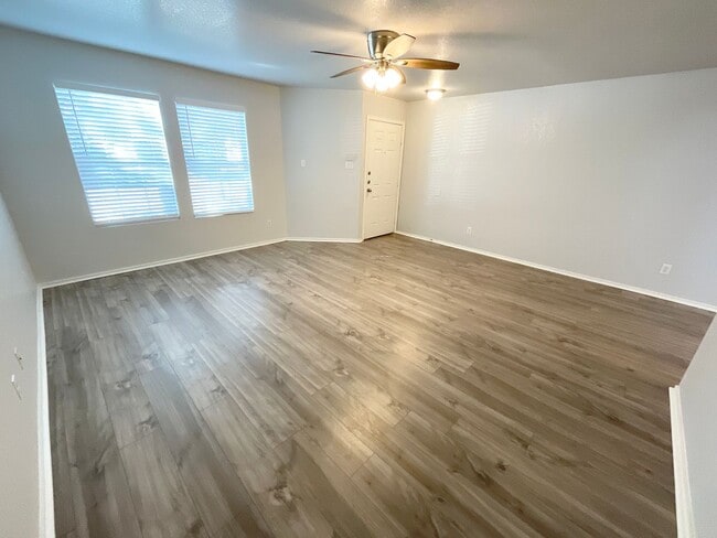 Building Photo - Outstanding 3 bedroom/2.5 bath home in established neighborhood just minutes from Lackland AFB an...